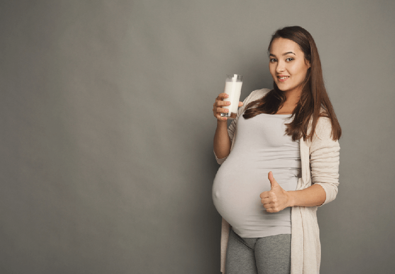 Sữa cung cấp canxi và hàm lượng vitamin D cho thai nhi tránh tình trạng còi xương, giúp xương chắc khỏe