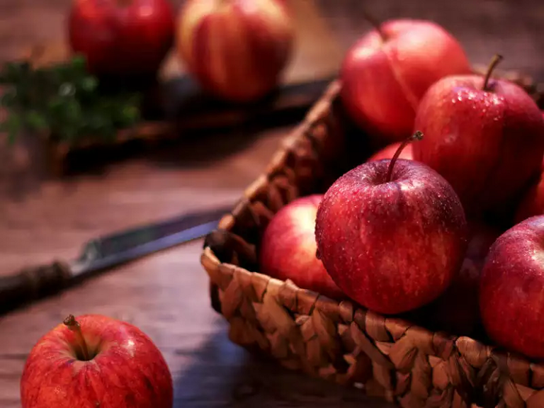 Vitamin B có trong quả táo giúp ổn định số lượng hồng cầu có trong máu và bảo vệ các mô do bệnh trĩ gây ra