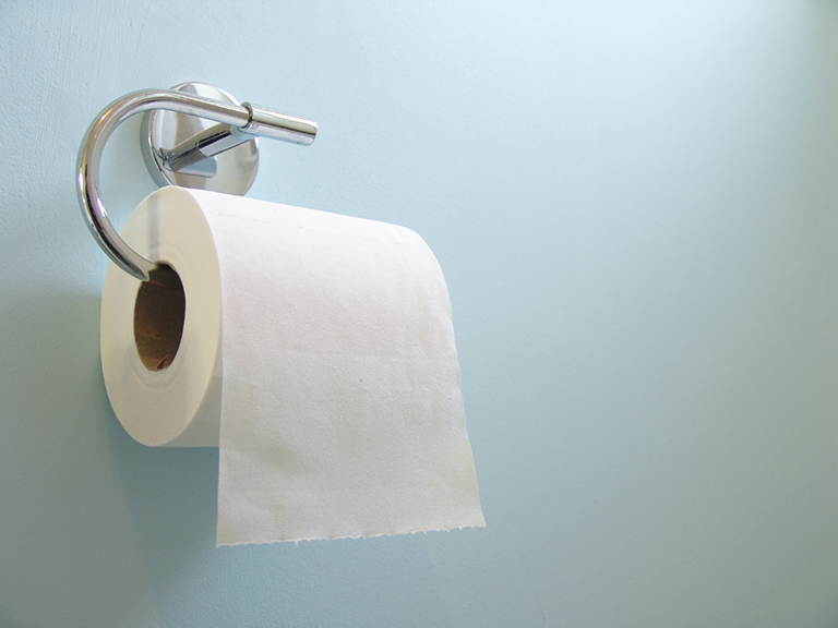 Phụ nữ sau khi sinh mắc bệnh trĩ nên sử dụng loại khăn giấy mềm, không mùi thơm khi đi vệ sinh