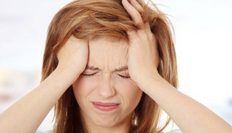 Rụng tóc do thận yếu gây ra sẽ đi kèm theo triệu chứng hoa mắt, chóng mặt, đau đầu