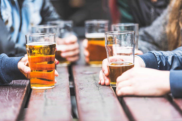 Bệnh nhân bị sa búi trĩ cần kiêng sử dụng những loại thức uống có cồn như rượu, bia, thức uống có ga và các chất kích thích để tránh bệnh lý trở nên nghiêm trọng hơn