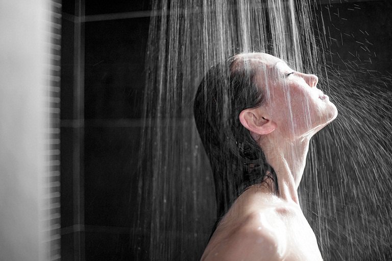 Người bị dị ứng thời tiết nên tắm mỗi ngày 1 lần để loại bỏ bụi và vi khuẩn trên da