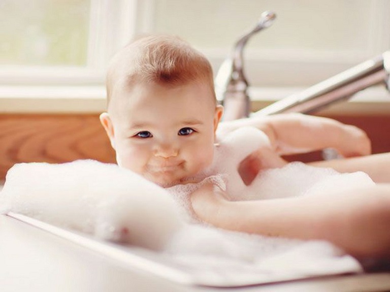 Trẻ em bị nổi mề đay nên tắm hàng ngày để loại bỏ bụi bẩn và vi khuẩn trên da