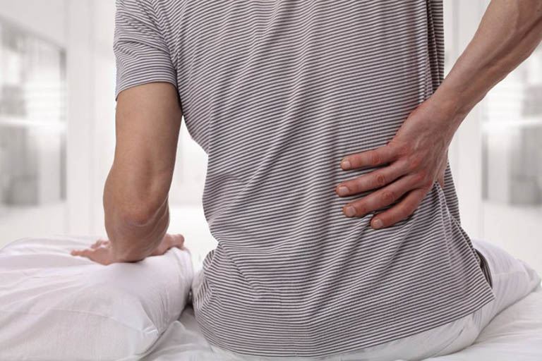 Đau lưng là một triệu chứng khá phổ biến khi mắc bệnh thận yếu