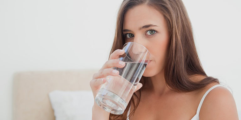 Bổ sung đủ nước cho cơ thể giúp hạn chế nguy cơ táo bón và bệnh trĩ