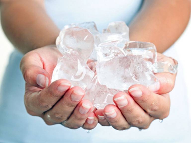 Chườm đá lạnh giúp làm giảm nhanh cơn đau do bệnh trĩ gây ra hiệu quả
