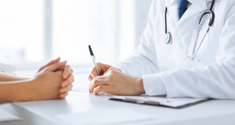 Khi có các triệu chứng của bệnh trĩ, việc đầu tiên bệnh nhân cần làm là thăm khám bác sĩ