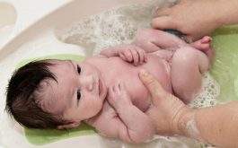 Tắm trẻ với nước lá đinh lăng cần chú ý nhiệt độ nước