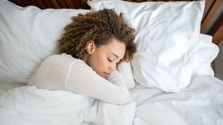Ngủ sai tư thế dế khiến vai gáy bị mỏi, đau nhức
