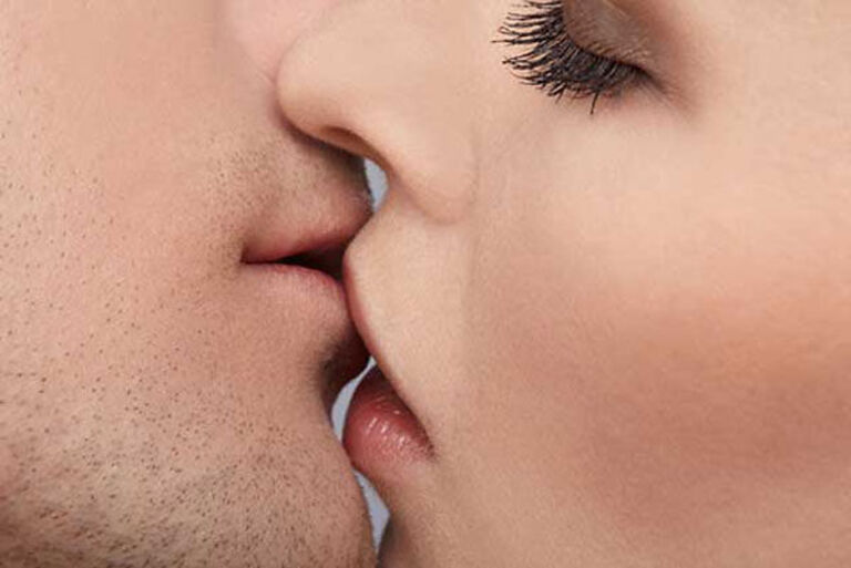 Nếu chưa sẵn sàng để quan hệ tình dục, bạn cần hạn chế những nụ hôn sâu