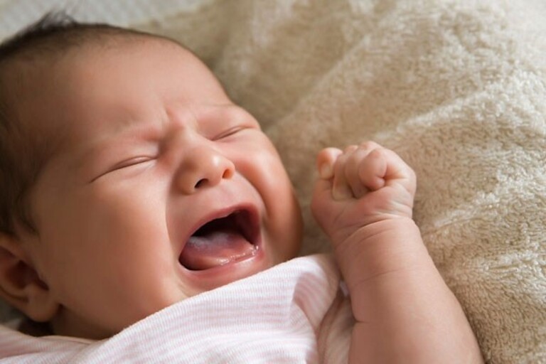 Cho bé ăn quá gần giờ ngủ dễ khiến dịch dạ dày trào ngược vào thực quản và gây ho