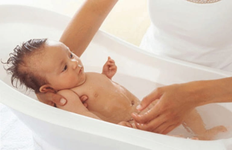Tắm trẻ dưới 1 tuổi với nước ấm pha gừng sẽ giảm được tình trạng ho có đờm