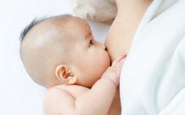 Khi trẻ còn đang trong giai đoạn bú mẹ, bạn hãy tăng cường cữ bú nếu trẻ bị ho có đờm