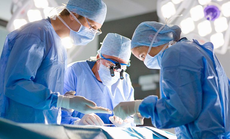 Phẫu thuật được chỉ định trong trường hợp thoái hóa cột sống lưng nghiêm trọng, điều trị nội khoa không có kết quả