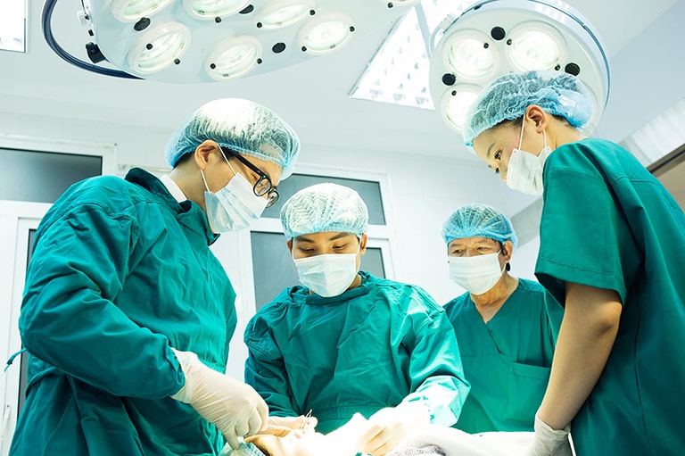 Phẫu thuật là phương pháp hiện đại cho tỉ lệ thành công cao nhưng ẩn chứa nhiều rủi ro