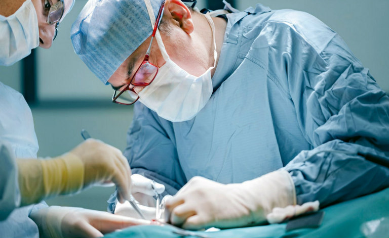 Bệnh nhân thoát vị đĩa đệm có thể thực hiện phẫu thuật thay đĩa đệm nhân tạo để điều trị.