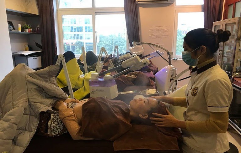 Bệnh nhân thực hiện phương pháp chăm sóc da chuyên sâu tại Trung tâm Da liễu Đông y Việt Nam
