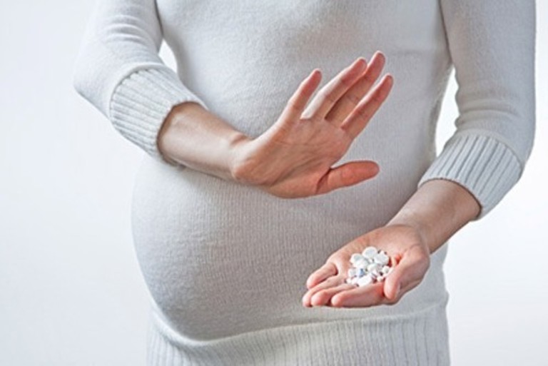 Phụ nữ mang thai tuyệt đối không được tự ý dùng thuốc giảm đau chữa thoát vị đĩa đệm