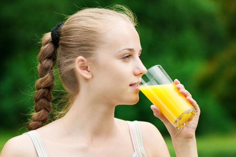 Bổ sung nước ép trái cây tươi giúp bổ sung vitamin và khoáng chất cho cơ thể, nâng cao sức đề kháng