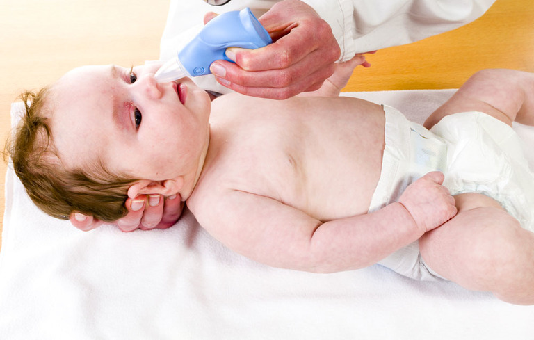 Vệ sinh tai - mũi - họng cho bé thường xuyên giúp phòng viêm mũi dị ứng