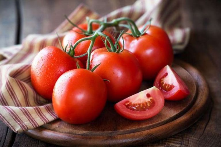 Cà chua vừa bổ sung thành phần cho cho quá trình hình thành dịch khớp vừa có tác dụng giảm đau.