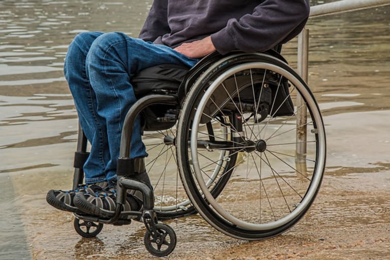 Thoái hóa cột sống thắt lưng hay đốt sống cổ đều có nguy cơ dẫn đến bại liệt hai chân vĩnh viễn.