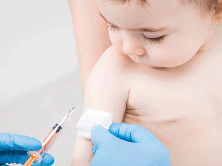 Tiêm vắc xin phòng ho gà là một trong những cách hiệu quả phòng chống bệnh.
