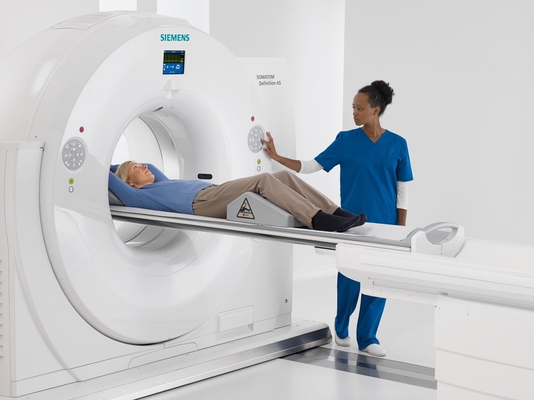 Chụp CT kèm phản quang là một trong những bước chẩn đoán bệnh xẹp đĩa đệm cột sống lưng.