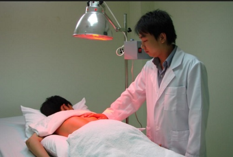 Chiếu đèn hồng ngoại chữa đau vai gáy cần được thực hiện dưới sự hướng dẫn của bác sĩ.