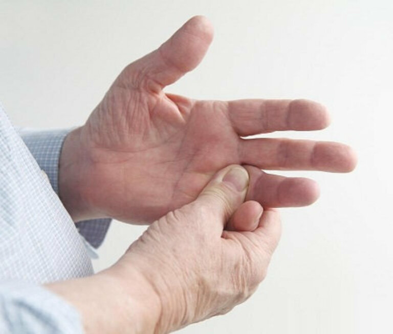 Đau nhức khớp tay nếu chỉ xảy ra một vài ngày rồi hết thì đó thường là do nguyên nhân cơ học. Nhưng nếu nó kéo dài nhiều ngày không khỏi thì rất có thể là do bệnh lý.