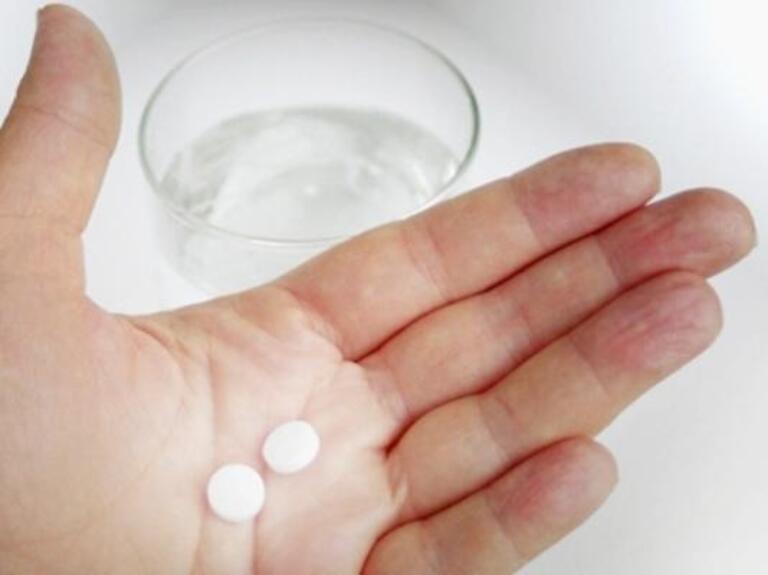 Dù là thuốc thông dụng và ít tác dụng phụ nhưng liều dùng Aspirin vẫn phải tuân theo đúng chỉ dẫn của bác sĩ hoặc chuyên viên nhà thuốc.