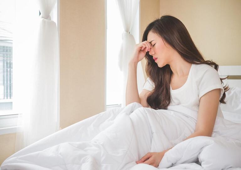 Ngủ dậy bị đau cổ không quay được là bệnh gì?