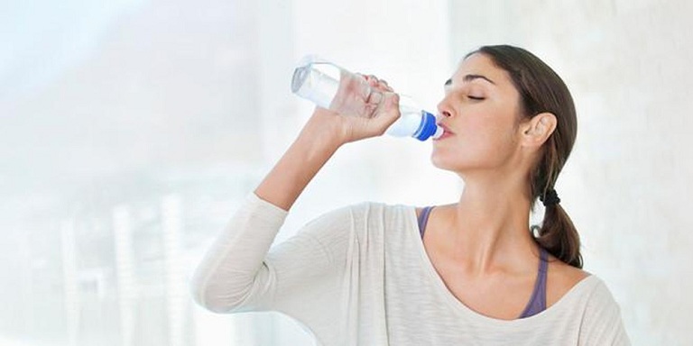 Người bị nám nên uống đủ 2 lít nước mỗi ngày để giúp thanh lọc cơ thể, ngăn ngừa thâm sạm nám 