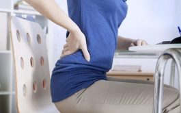 Sinh hoạt sai tư thế là một trong những nguyên nhân cơ học phổ biến gây đau lưng ở gần mông đối với nữ giới.