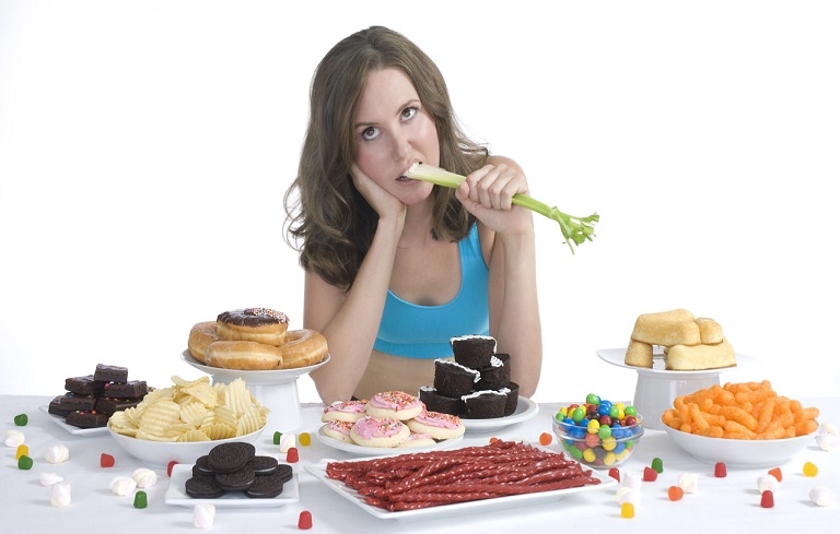 Chế độ ăn uống, sinh hoạt không hợp lý cũng là một trong những yếu tố gây rối loạn nội tiết, hội chứng buồng trứng đa nang