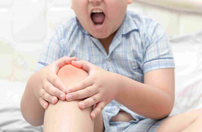 Nếu trẻ bị đau nhức xương khớp do bệnh lý, vị trí bị đau thường bị sưng đỏ. Đồng thời, nó gây đau nhiều hơn khi chạm vào.