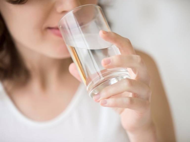 Uống đủ nước mỗi ngày là biện pháp phòng ngừa bệnh viêm khớp dạng thấp không thể bỏ qua