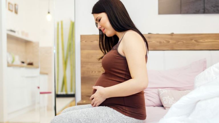 Phụ nữ khi mang thai rất dễ bị táo do thay đổi trong cơ thể