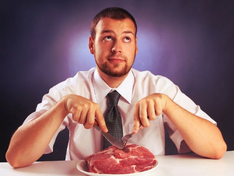 Thịt đỏ tốt cho máu nhưng lại rất dễ gây teo cơ đối với những người mắc bệnh về xương khớp. Trong đó có đau thần kinh tọa.