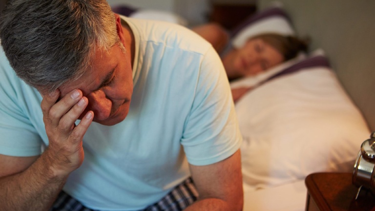 Trào ngược dạ dày đêm khuya ảnh hưởng đến sức khỏe và tinh thần của người bệnh