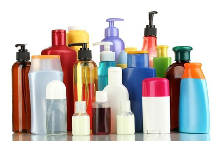 Chăm sóc da đầu sai cách hay dùng dầu gội chứa nhiều chất tẩy rửa có hại cho da đầu