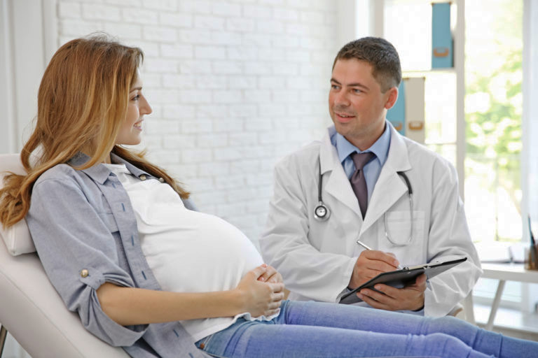 Các mẹ bầu nên tiến hành thăm khám khi phát hiện cơ thể xuất hiện những triệu chứng của bệnh hắc lào càng sớm càng tốt