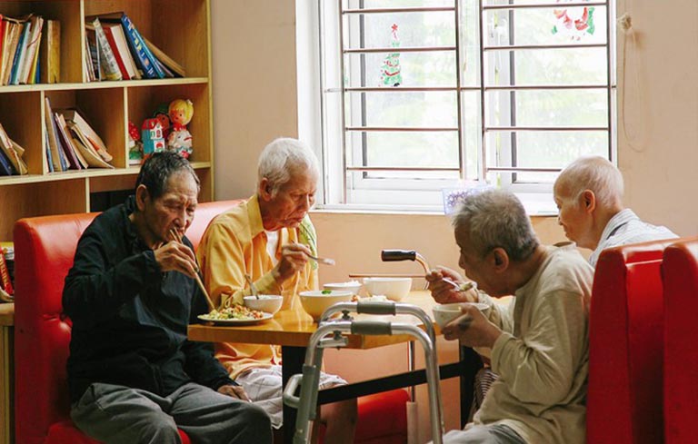 Người già được sinh hoạt trong gia đình tại các viện dưỡng lão