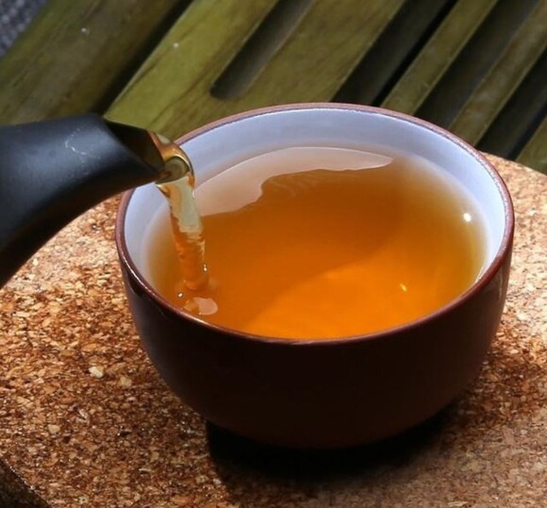 Nước trà đặc có thể giải độc cây đại tướng quân.