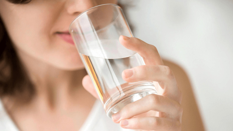 Người bị vảy nến nên uống nhiều nước hơn bình thường để cung cấp độ ẩm cho da, hạn chế tình trạng bong tróc.