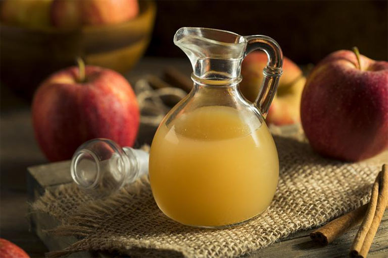 Giấm táo có chứa nhiều thành phần acid có tác dụng sát khuẩn, loại bỏ chất nhờn trên da, loại bỏ tuyến mồ hôi bị ứng động trong lớp da