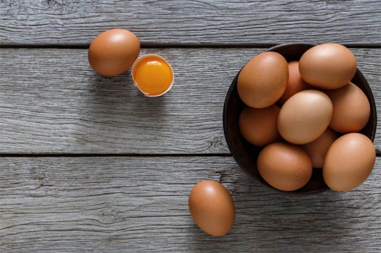 Chất protein, collagen, vitamin A và B trong lòng trắng trứng gà có tác dụng dưỡng da, chữa lành các tổn thương trên da, rất thích hợp để sử dụng để trị mụn ở lưng