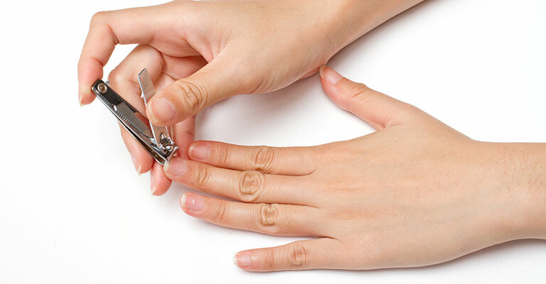 Bạn nên cắt ngắn móng tay để hạn chế gãy vùng da bị chàm nước.