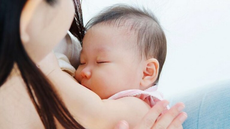 Nếu bé đang dùng sữa mẹ, hãy tăng cường cữ bú để tăng cường sức đề kháng cho bé. Qua đó, các triệu chứng của bệnh sẽ cải thiện nhanh chóng hơn.