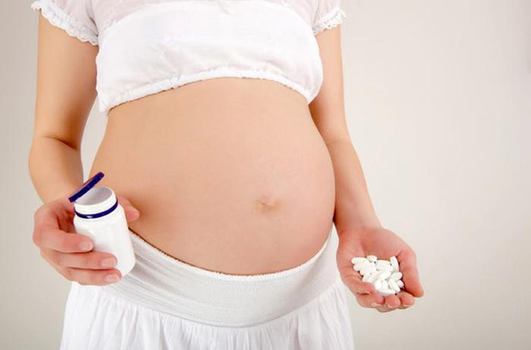 Đối với phụ nữ mang thai, Tây y như "con dao hai lưỡi", tác dụng nhanh nhưng có thể ảnh hưởng đến thai nhi
